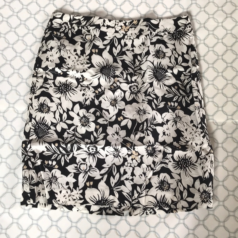 Van Heusen Black & White Floral Skirt 10